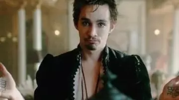 La veste portée par Klaus Hargreeves (Robert Sheehan) dans Umbrella Academy (S01E01)