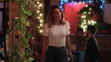 Le top blanc à manches bouffantes porté par Wesley (Nasim Pedrad) dans le film Desperad@s