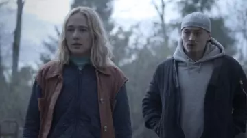 La veste sans manche marron de Simone (Alba August) dans The Rain (S03E06)