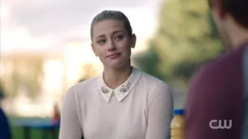 Le pull à col décoré porté par Betty Cooper (Lili Reinhart) dans la série Riverdale (Saison 1 Épisode 2)