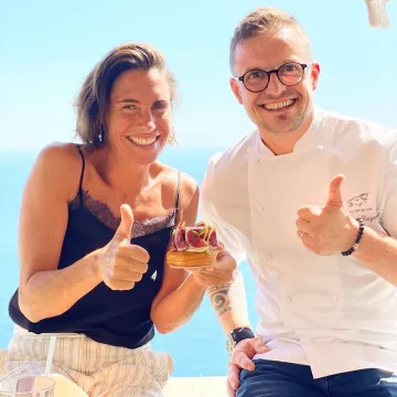 La tira de espagueti caraco, escote en V con incrustaciones de encaje de Alessandra Sublet en su cuenta de Instagram @alessandra_sublet