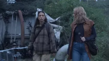 Zara High-Waisted Zw Marine Straight Jeans worn by Erin Carter (Evin Ahmad)  as seen in Who Is Erin Carter? (S01E01)