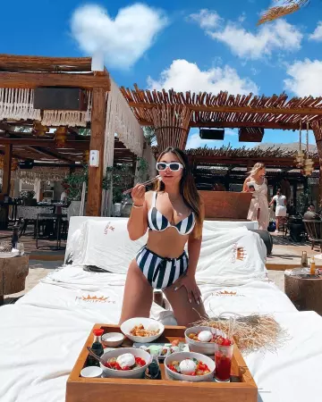 Le haut de maillot de bain à rayures noires et blanches porté par Roubaba sur son compte Instagram @house_of_rbb