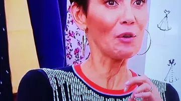 Le t-shirt avec rayures en perles porté par Cristina Córdula dans Les Reines du Shopping