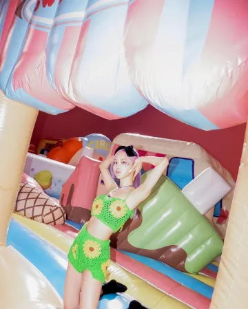 La falda floreada de Rosé en su account@roses_are_rosie de Instagram