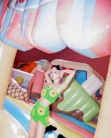 La jupe à fleurs de Rosé sur son compte Instagram @roses_are_rosie