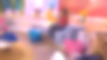 The pumps in platinum metallic leather of Faustine Bollaert in It starts today the 28.08.2020