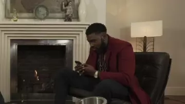 The red jacket of Damso in the YouTube video DAMSO reads a touching text for his son Lior from Clique TV