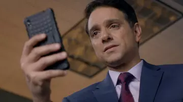 La coque téléphone noire en sylicone antichoc à armature amovible de Johnny Lawrence (William Zabka) dans Cobra Kai (S01E04)
