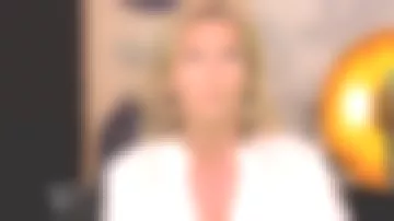 Blusa de Claire Chazal gran yugo en guipure en Passage des Arts el 15.08.2020