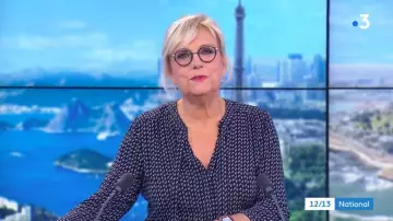La blouse imprimée encolure lavallière boutonnée et des manches 3/4 resserrées de Catherine Matausch dans 12/13 Journal de France 3 le 29.08.2020
