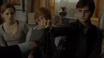 La réplique du vif d'or utilisé par Harry Potter (Daniel Radcliffe) dans le film Harry Potter et les Reliques de la mort : 1ère partie