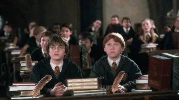 The dress Gryffindor of Harry Potter (Daniel Radcliffe) in Harry Potter and the wizards&#39; chamber