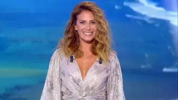 El vestido corto metálico fruncido de Elsa Fayer en el sorteo de Lotto el 29.08.2020
