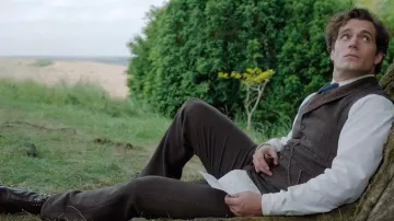 Pantalones marrones usados por Sherlock Holmes (Henry Cavill) en Enola Holmes