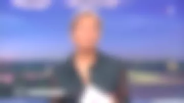 La blusa de seda, tono verde y azul gasolina derretida en estampado manchado por Anne-Sophie Lapix en Journal de 20h el 27.08.2020