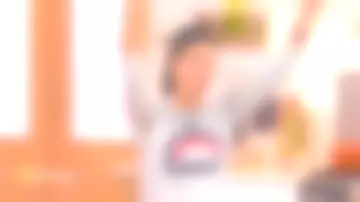 The gray sweatshirt Frenchy of Farida Kramdi in The Daily the 31.08.2020