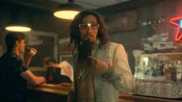 Gafas de sol oversize naranjas usadas por Klaus Hargreeves Robert Sheehan en The Umbrella Academy (Temporada 2 Episodio 1)