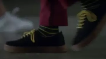 Zapatos negros usados por Polo Benavent (Álvaro Rico) como se ve en Elite (Temporada 2 Episodio 8)