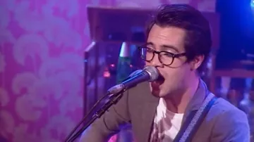 Les lunettes portées par Brendon Urie dans Panic! At The Disco - Ce gentleman vert | Prenez 40 Live