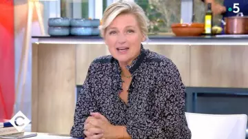 The blouse Prado by Vanessa Bruno worn by Anne-Élisabeth Lemoine in C to you