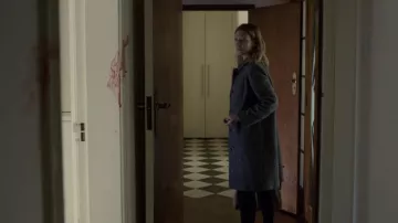 Abrigo de tweed de espiga de lana usado por Harriet Dunkley (Anna Torv) en Secret City (S01E05)