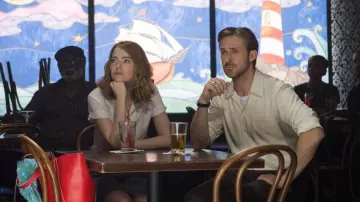 Camisa blanquecina de Sebastian (Ryan Gosling) en La La Land