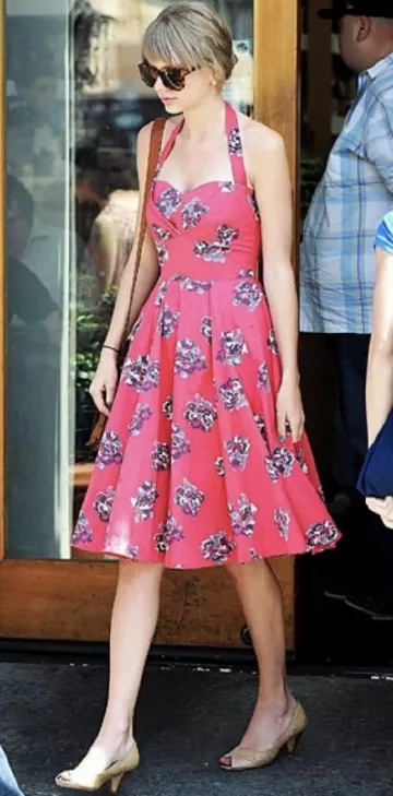 The pink floral dress Anthropologie worn by Taylor Swift in the street