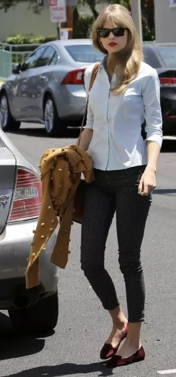 The black leggings worn by Taylor Swift in the street