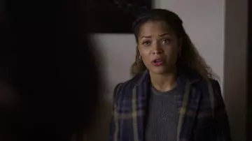 Le manteau à carreaux portée par le Dr. Claire Browne (Antonia Thomas) dans la série Good Doctor