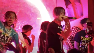 Mangas rojas con símbolo de anarquía, camisa negra usada por Lil Peep en WitchBlades LIVE IN SF por Lil Peep & Lil Tracy