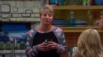 Le sweatshirt à fleurs de Penny (Kaley Cuoco) dans The Big Bang Theory S08E04