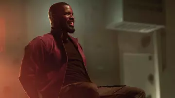 Les looks du film Project Power : Jamie Foxx porte un blouson rouge pour son rôle de Art