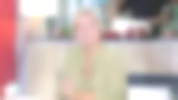 Le chemisier porté par Anne-Élisabeth Lemoine dans l'émission C à Vous