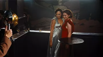 Robe rouge à volants portée par Jacqueline de Bellefort (Emma Mackey) dans les vêtements du film Mort sur le Nil