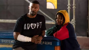 Les looks du film Project Power: Jamie Foxx porte un t-shirt Adopt en noir pour son rôle de Art