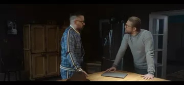 Suéter gris de Raymond Charlie Hunnam en The Gentlemen