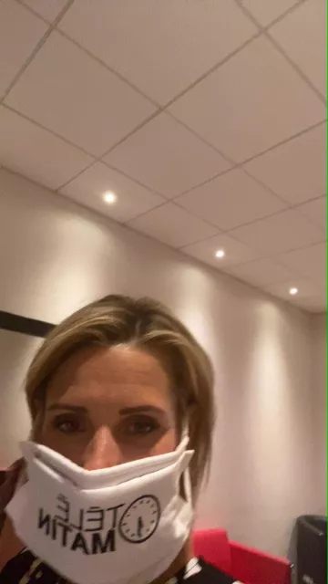 La robe midi imprimé taches rehaussée de touches de couleurs de Laura Tenoudji sur le compte Instagram de @lauratenoudji