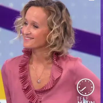 La blouse bois de rose,volants plissés aux poignets et le long du col de Caroline Roux dans Télématin les 4V le 03.09.2020