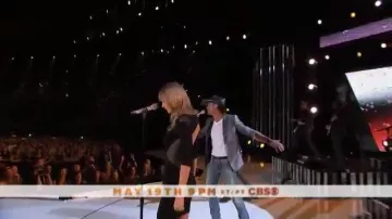 Robe portée par Taylor Swift dans Tim McGraw's Superstar Summer Night Special Preview - Radio.com Essentials