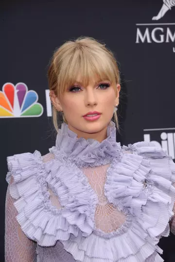 La boucle d’oreille manchette d'étoiles portée par Taylor sur le tapis rouge des Billboard Music Awards 2019