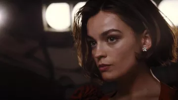 Fleur Boucles d&#39;oreilles portées par Jacqueline de Bellefort (Emma Mackey) dans Mort sur le Nil