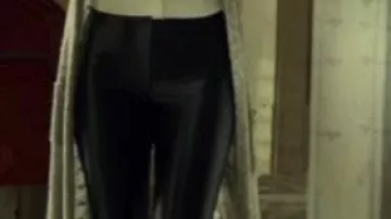 Atuendos de Wynonna Earp: Waverly Earp (Dominique Provost-Chalkley) usa pantalones negros brillantes en el episodio 11 de la temporada 1