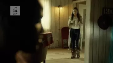 Atuendos de Wynonna Earp: Waverly Earp (Dominique Provost-Chalkley) usa pantalones negros brillantes en el episodio 11 de la temporada 1
