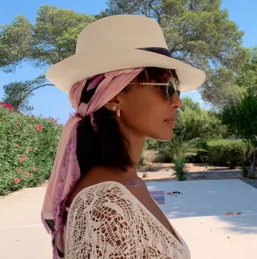 The Scarf BROKEN FLOWERS of Sonia Rolland on the account Instagram of @innangelo