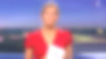 The red dress in chiffon of Anne-Sophie Lapix in Journal de 20h de France 2 the 09.09.2020