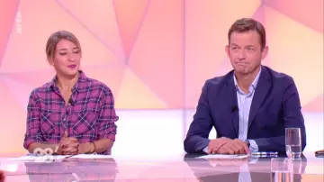 The plaid shirt worn by Nadia Daam in the show 28 minutes on September 7, 2020
