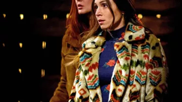 Atuendos de Wynonna Earp: Wynonna Earp (Melanie Scrofano) usa una chaqueta estampada de piel sintética de Free People en la temporada 4, episodio 4 de la serie de televisión