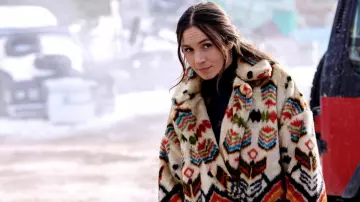 Atuendos de Wynonna Earp: Wynonna Earp (Melanie Scrofano) usa una chaqueta estampada de piel sintética de Free People en la temporada 4, episodio 4 de la serie de televisión