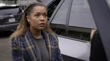 Le manteau d’hiver à carreaux de Dr. Claire Browne (Antonia Thomas) dans la série Good Doctor